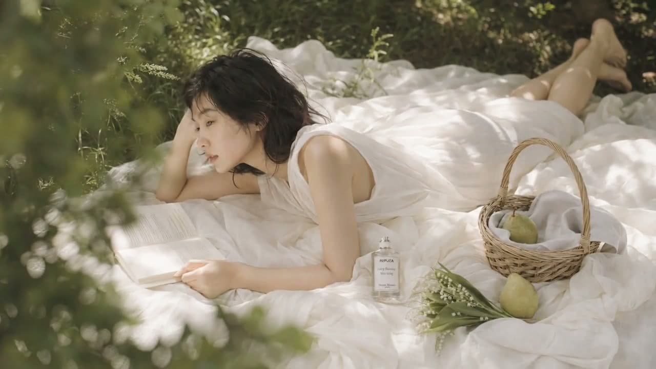 树影下阅读的人物、香水与花草